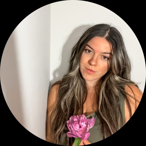 Profile Picture of Victoria Rodrigues (@victoria_rodri) on Poshmark