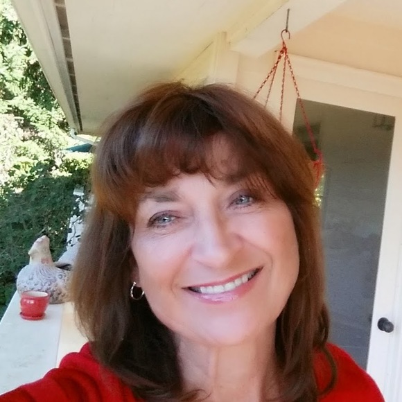 Profile Picture of Suzanne Gayle (@goneshellin11) on Poshmark