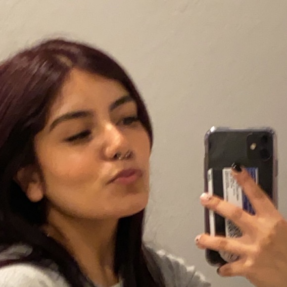 Profile Picture of Fatima Alvarado (@fatimaalvara389) on Poshmark