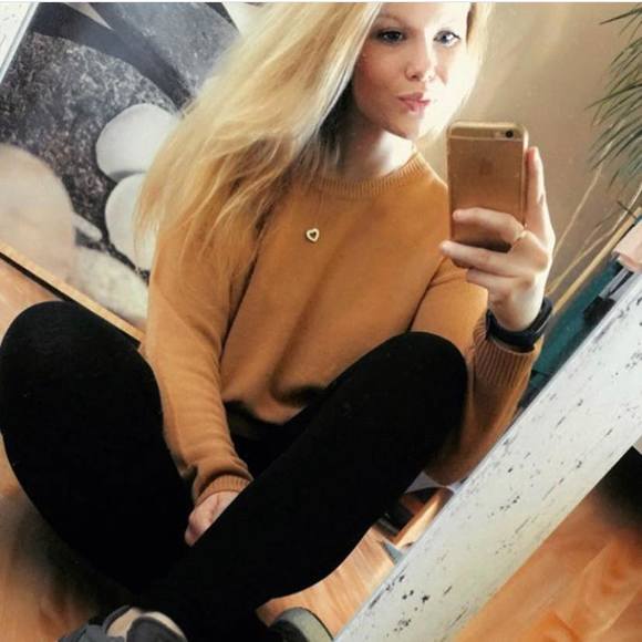 Profile Picture of Sarah Sprangler (@sarahsprangler) on Poshmark