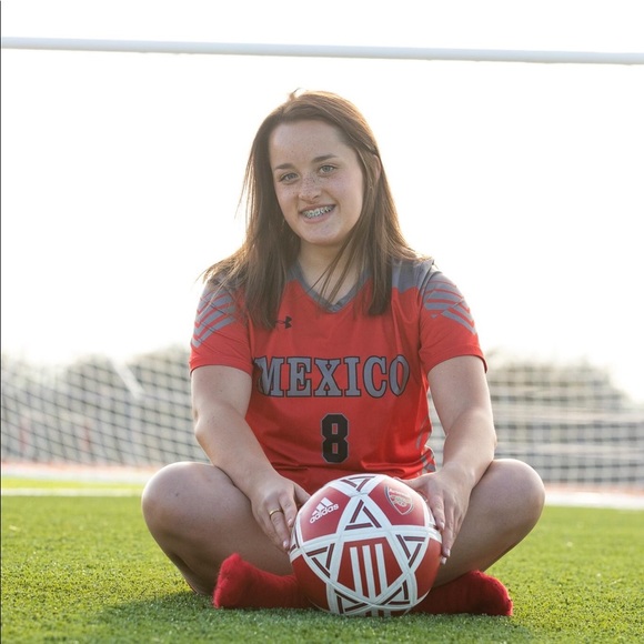 Lexi Winterbower - Poshmark Profile Picture of Lexi Winterbower (@lexishizuko) on Poshmark