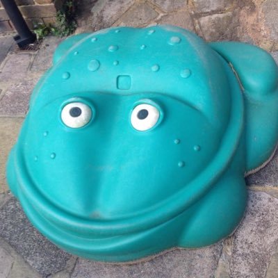 Profile Picture of Karen West (@fossiefos) on Twitter