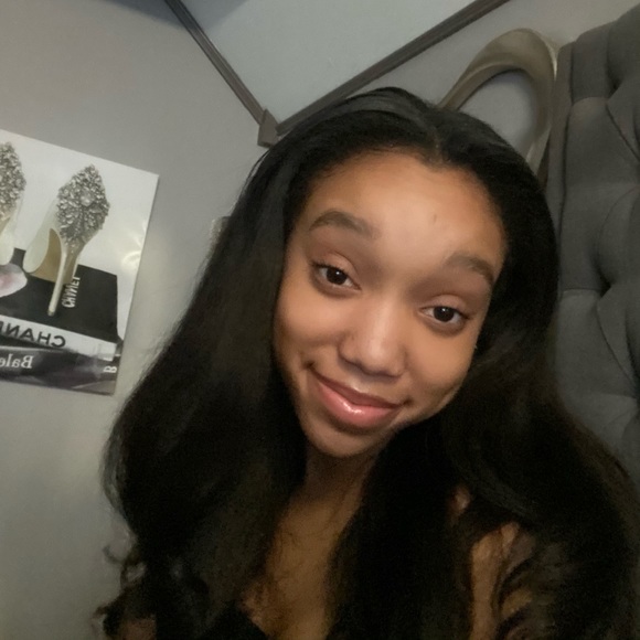 Profile Picture of Lauren Huq (@lauren_huq) on Poshmark