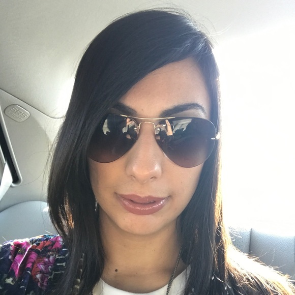 Profile Picture of Sia Angelakis (@sangel22) on Poshmark