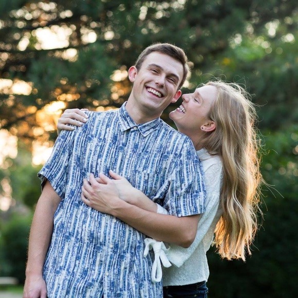 Profile Picture of Dani Hanson (@sunnylildan) on Poshmark