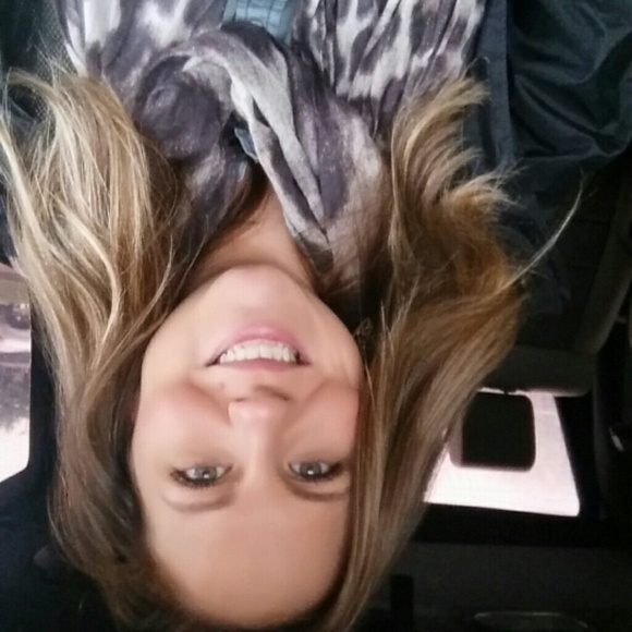 Profile Picture of Michelle Cenderelli (@mcenderelli) on Poshmark