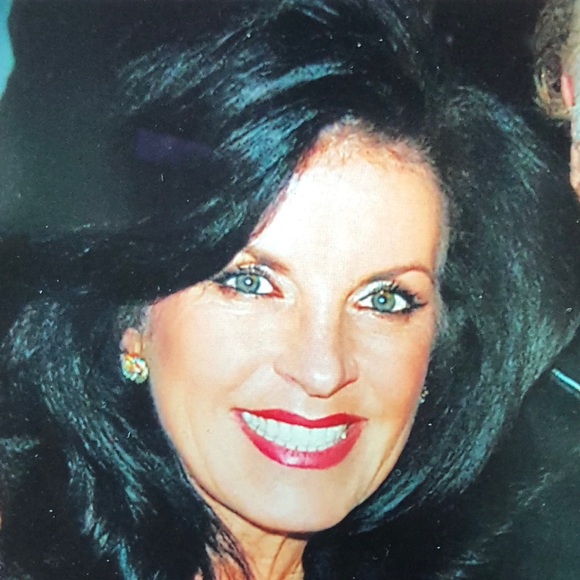 Profile Picture of Donna Oshatz (@dmyac) on Poshmark