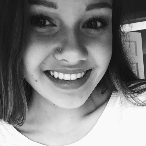 Profile Picture of Ivy Arnold (@ivyarnold) on Poshmark