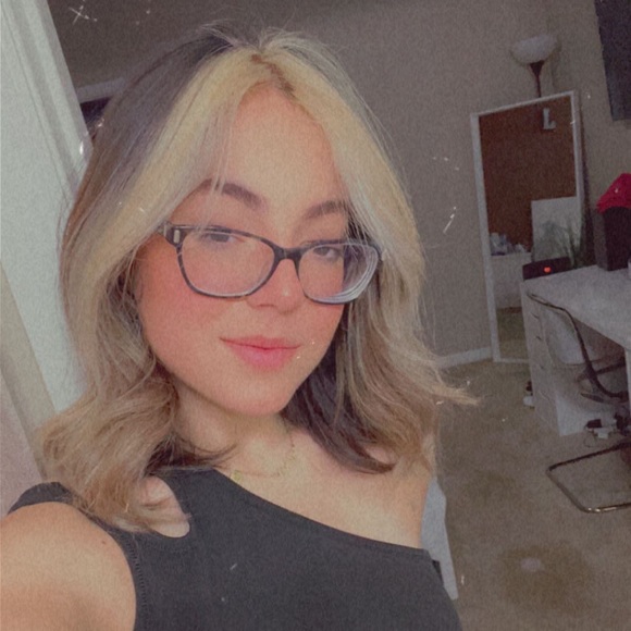 Profile Picture of Angela Ladera (@angelaladera) on Poshmark