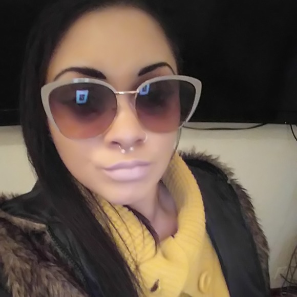 Profile Picture of Danielle Sparrow (@yellez) on Poshmark