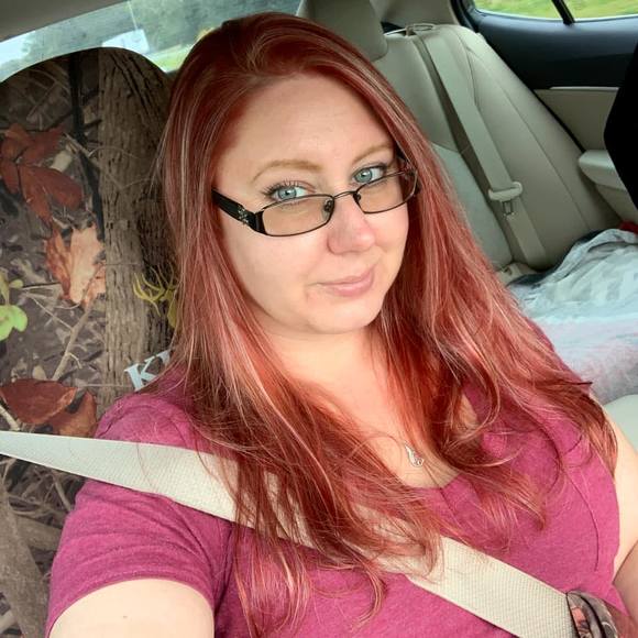 Profile Picture of Amanda Holloway (@amandahollow930) on Poshmark