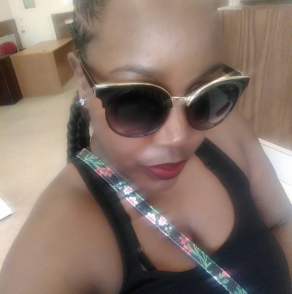 Profile Picture of Ebonie Wright (@jbwright3027) on Poshmark