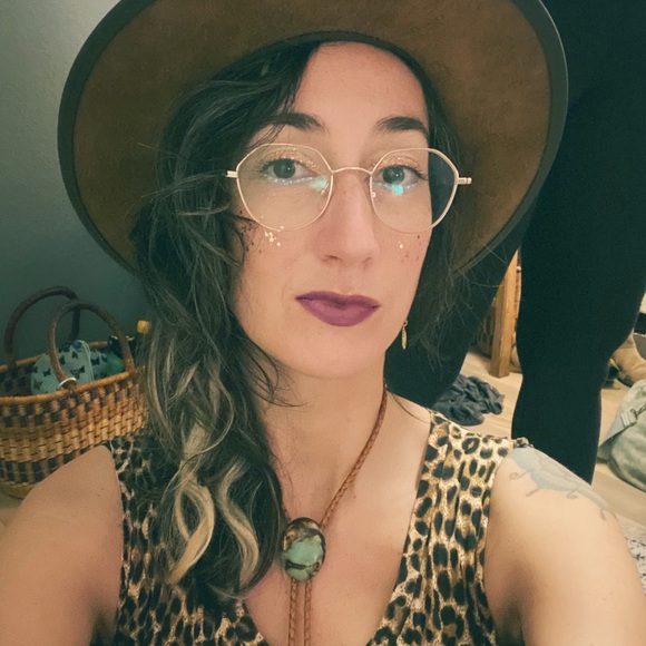 Profile Picture of Laura Ruby (@lruby88) on Poshmark