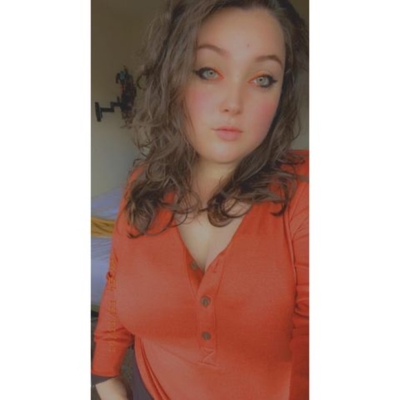 Profile Picture of Emma Sweikert (@emski98) on Poshmark