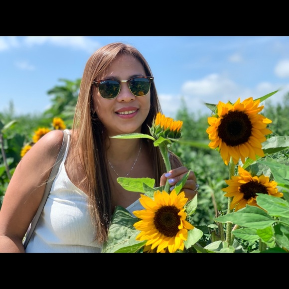 Profile Picture of Nadz Melad (@glendamelad1988) on Poshmark