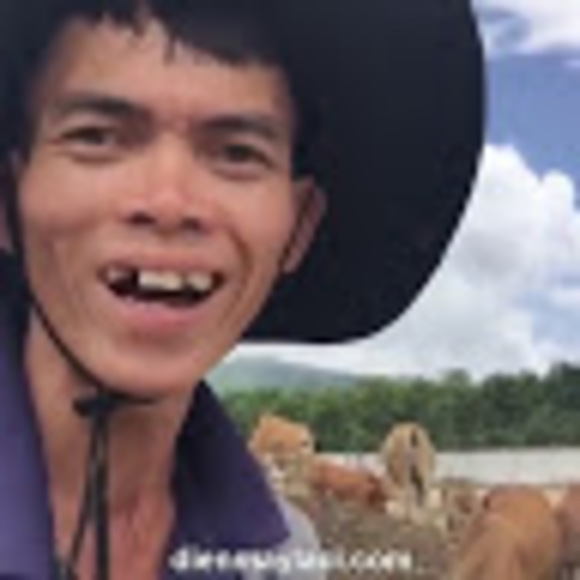 Profile Picture of Selena Tkachuk (@tkachuks) on Poshmark