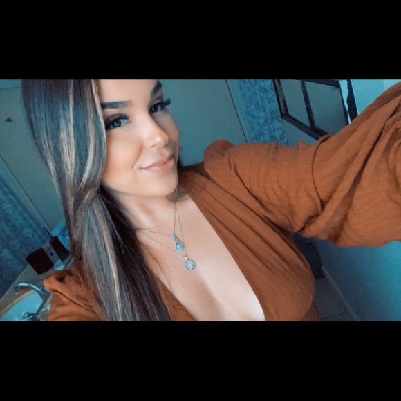 Profile Picture of Giselle Guzman (@gixllx) on Poshmark