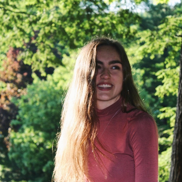 Profile Picture of Ingrid Cloutier-robertson (@gridou_) on Poshmark