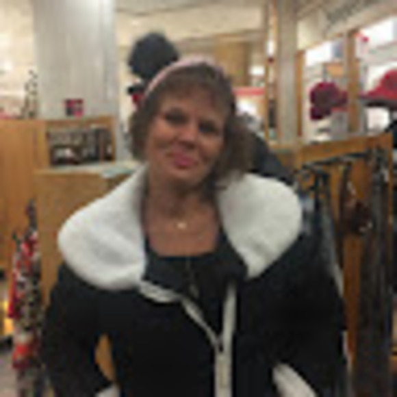 Profile Picture of Suzie Hachmeister (@shachmeister) on Poshmark