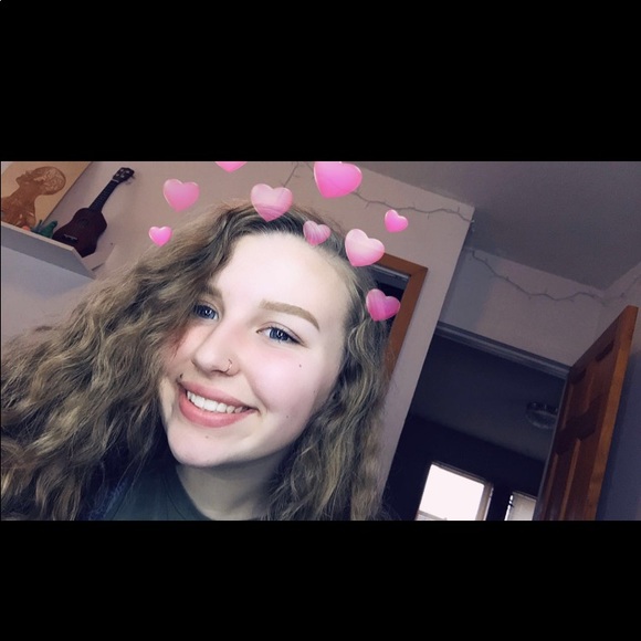 Profile Picture of Liv Pforts (@liv_iskool) on Poshmark