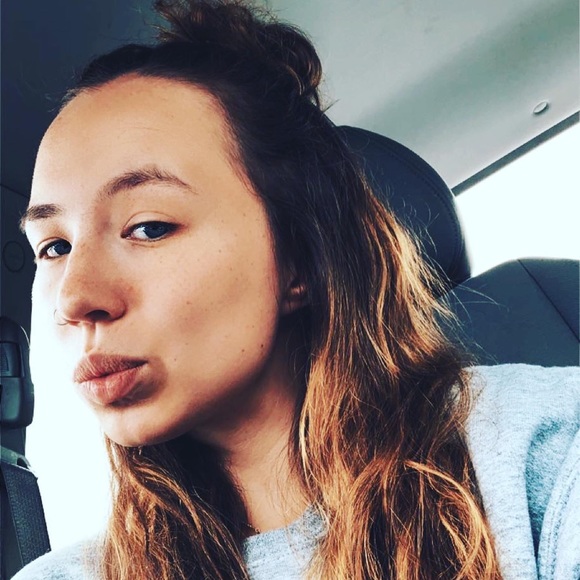 Profile Picture of Desi Mcclenahan (@desi_mcclenahan) on Poshmark