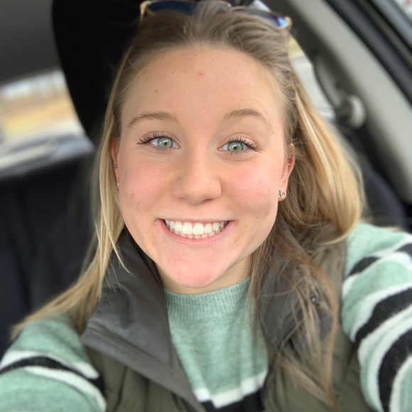 Profile Picture of Nicole Brissette (@nicolebme) on Poshmark