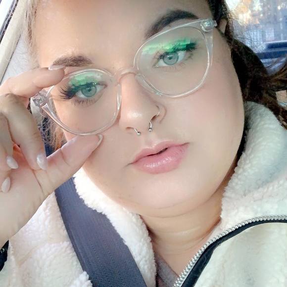 Profile Picture of Jessica Topolski (@kittiejessie) on Poshmark