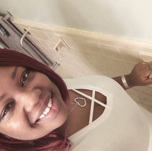 Profile Picture of Neenah Starks (@neenahstarks) on Poshmark