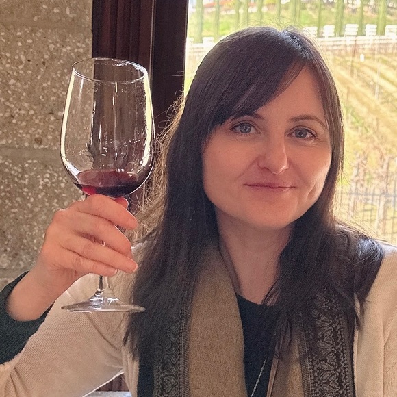 Profile Picture of Rebecca Hansen (@rjhcloset) on Poshmark