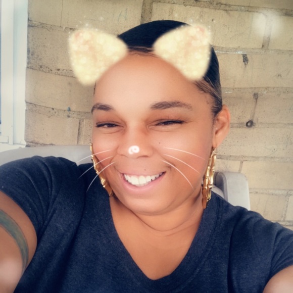 Profile Picture of Angela Mattox (@amattox37) on Poshmark