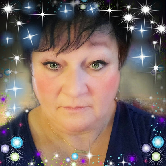 Profile Picture of Beverly Luzier (@pasbev) on Poshmark