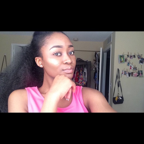 Profile Picture of Caroline Larbi (@caroboo1) on Poshmark