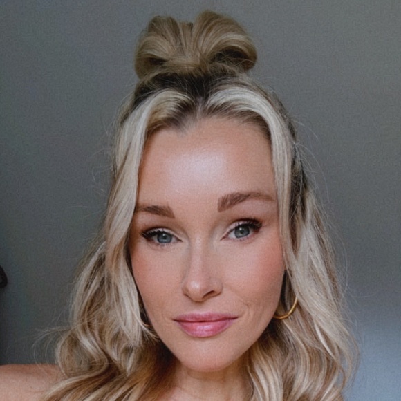 Profile Picture of Cassandra Talmadge (@cassietalsea) on Poshmark