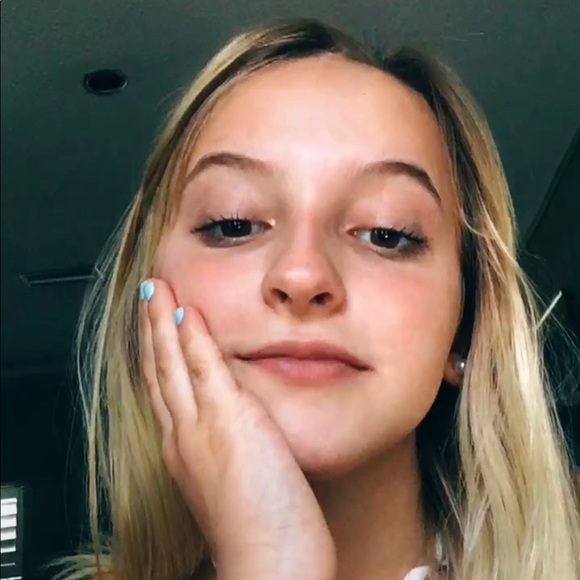 Profile Picture of Delaney Mitchell (@delaneyrm) on Poshmark