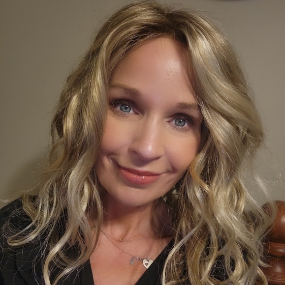 Profile Picture of Melanie Main (@melrosegrace) on Poshmark