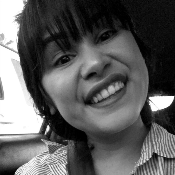 Profile Picture of Debbie Borunda (@debbbbbs) on Poshmark