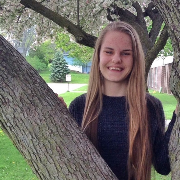 Profile Picture of Ashlin Uselmann (@ashclaireu) on Poshmark