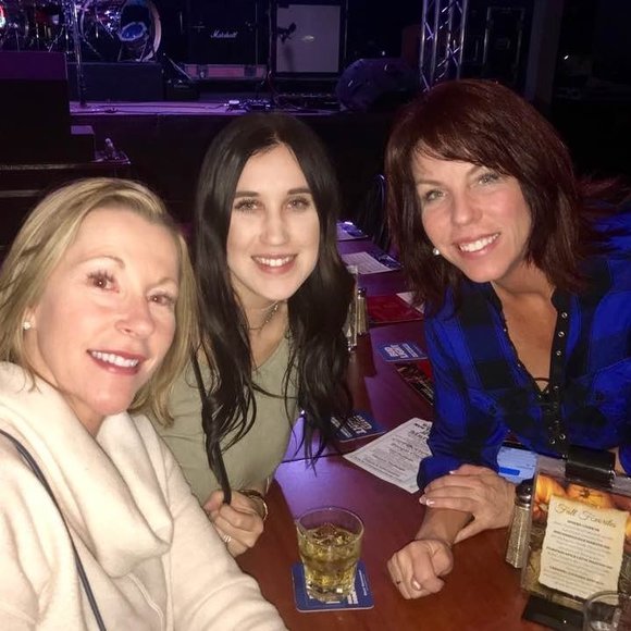 Profile Picture of Laurie Abshear (@lauriea777) on Poshmark