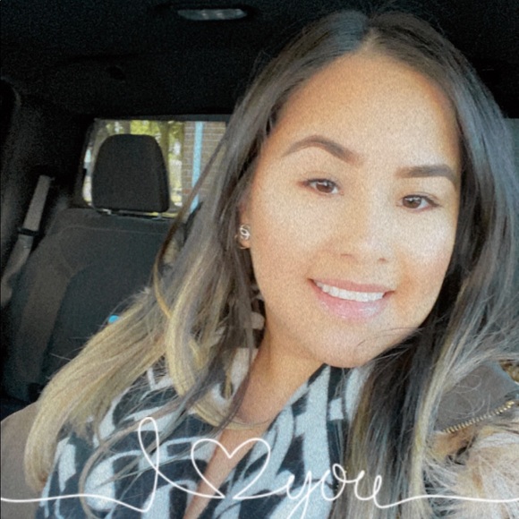 Michelle Abundez - Poshmark Profile Picture of Michelle Abundez (@mybeauty2015) on Poshmark