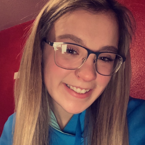 Profile Picture of Alyssa Jean (@alyssamyran) on Poshmark