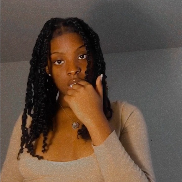 Profile Picture of Alexia Redden (@alexiaredden) on Poshmark