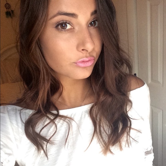 Profile Picture of Mikaela Deleasa (@mikaeladeleasa) on Poshmark