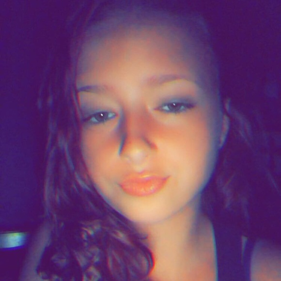 Profile Picture of Carly Beard (@carlyfbeard10) on Poshmark