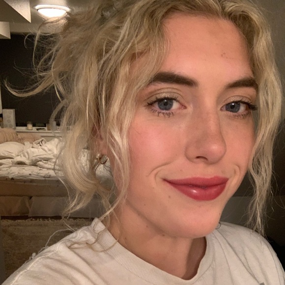 Profile Picture of Sophie Aucoin (@sophiegoldcoin) on Poshmark