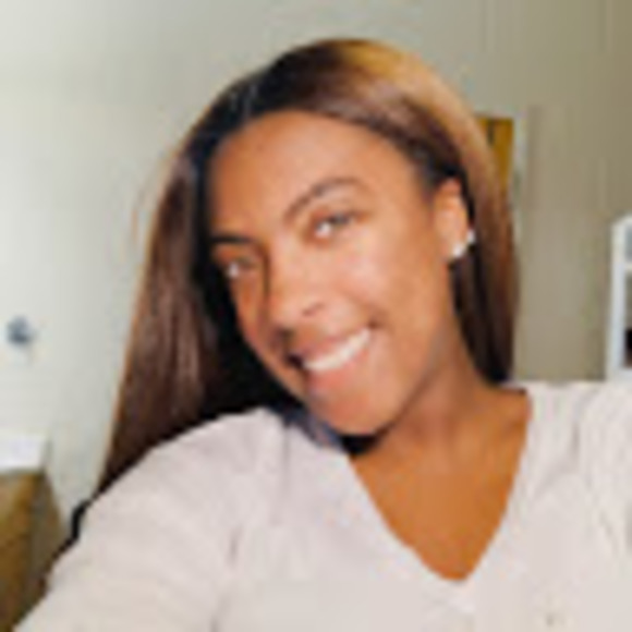 Profile Picture of Quinn Simone (@quinyawesome) on Poshmark