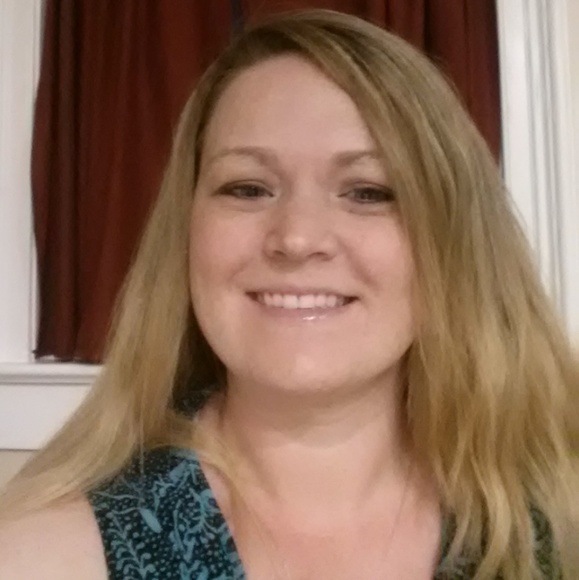 Profile Picture of Erika Hull (@erikastoner) on Poshmark