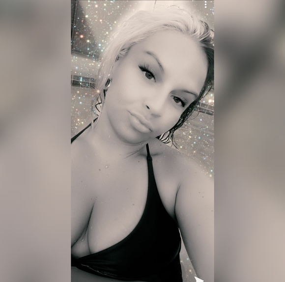 Profile Picture of Amber Connelli (@darinamber37) on Poshmark