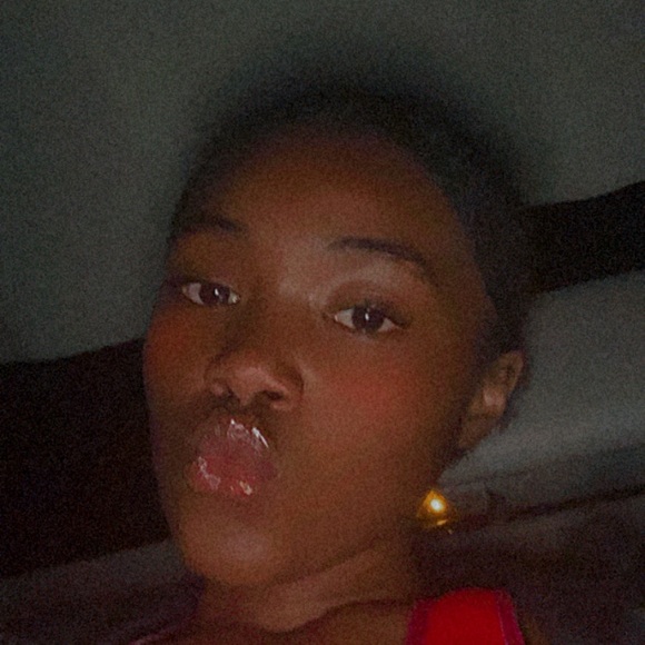 Profile Picture of Oreyana Scott (@oreyanaks) on Poshmark