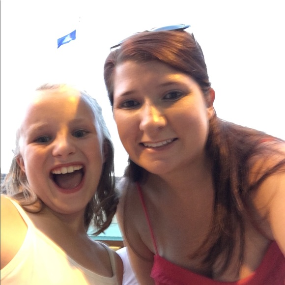 Profile Picture of Lindsey Biddlecome (@lindsey11201) on Poshmark