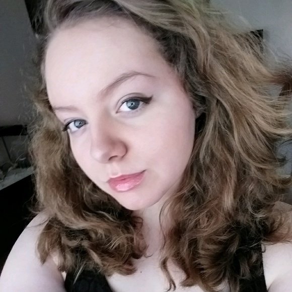 Profile Picture of Julie Jurin (@jbanyai) on Poshmark